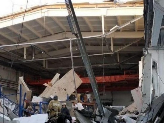 На заводе в РФ произошло обрушение крыши, есть погибшие и пострадавшие (видео)