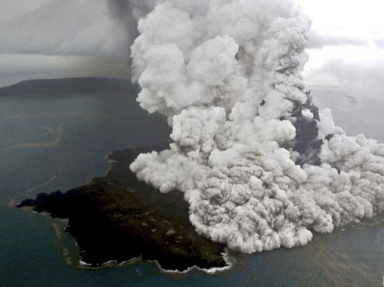 После серии извержений вулкан в Индонезии уменьшился втрое