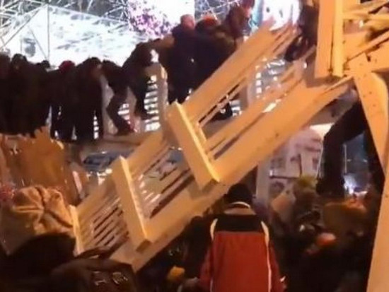 В Москве во время новогодних гуляний обрушился мост с людьми (видео)