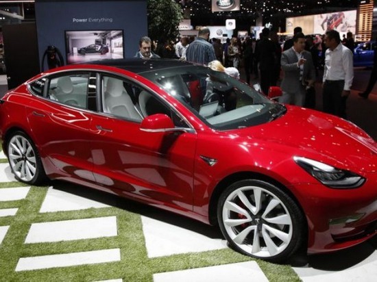 Tesla показала процесс сборки электрокара Model 3 (видео)