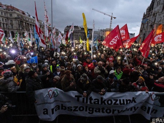 В Венгрии тысячи протестующих снова выступили против «закона о рабстве»