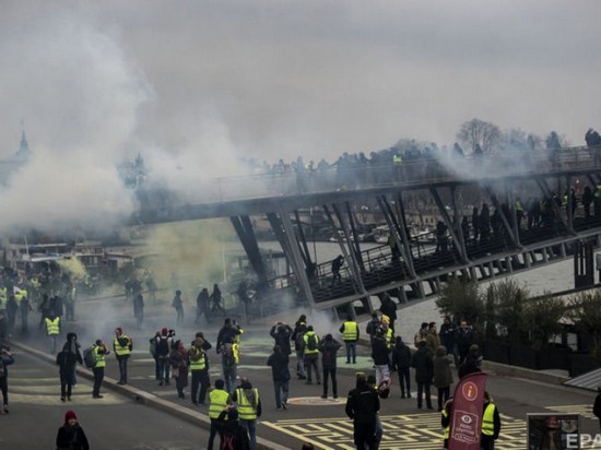 В Париже «желтые жилеты» атаковали правительственное здание