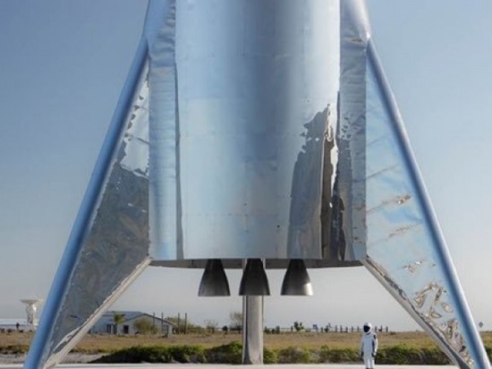 Илон Маск показал ракету SpaceX Starship на стартовой площадке