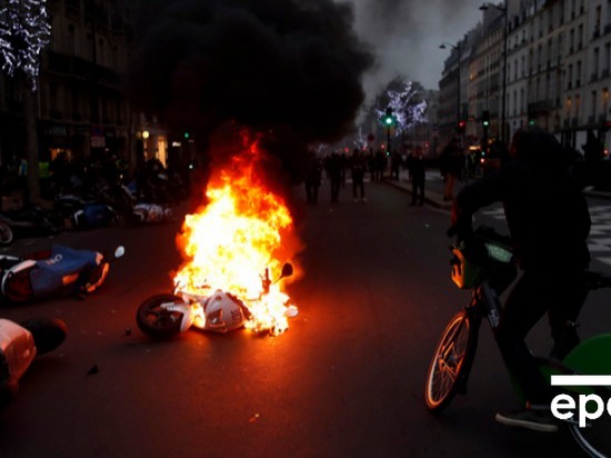 Протесты «желтых жилетов» в Париже: полицейские применили слезоточивый газ