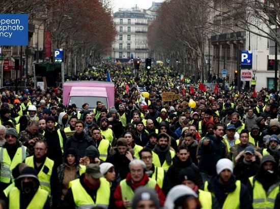 Девятая неделя протестов во Франции: мобилизовано 80 тысяч полицейских