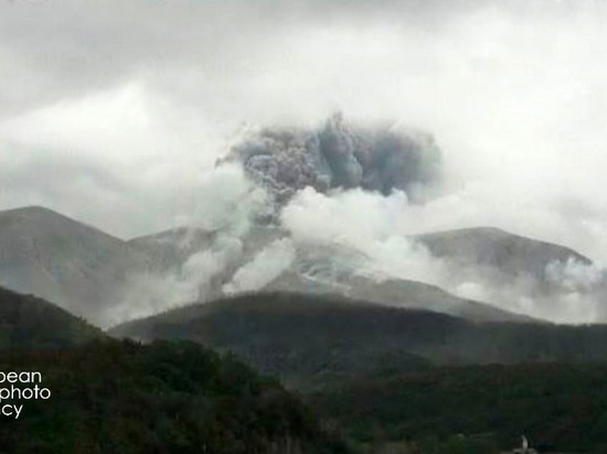 В Японии началось извержение вулкана (видео)