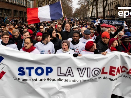 В Париже на марш против «желтых жилетов» вышли тысячи «красных платков»