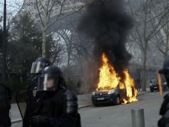 Во время протестов «желтых жилетов» в Париже сожгли машину военного патруля