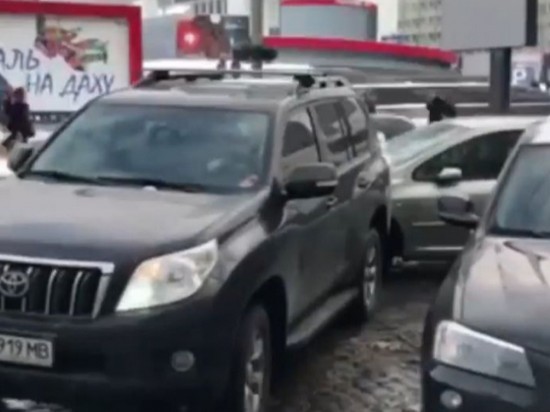 В Киеве водитель вытолкал внедорожником автомобиль, заблокировавший его на парковке