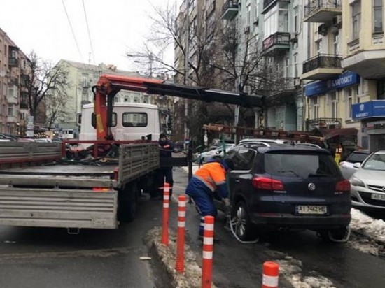 В Киеве начали эвакуировать авто за неправомерную парковку