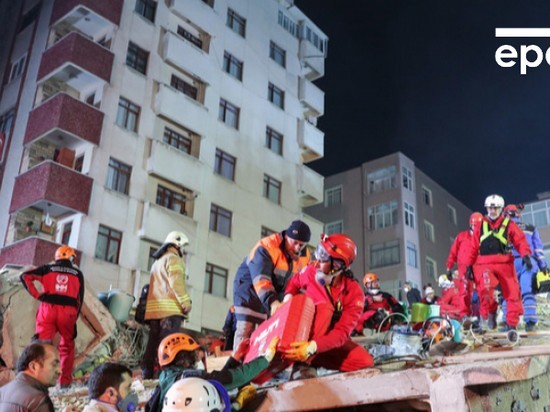 Опубликовано видео обрушения дома в Стамбуле