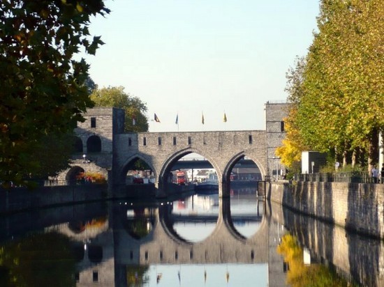 В Бельгии разрешили разрушить мост 13 века ради улучшения речной навигации