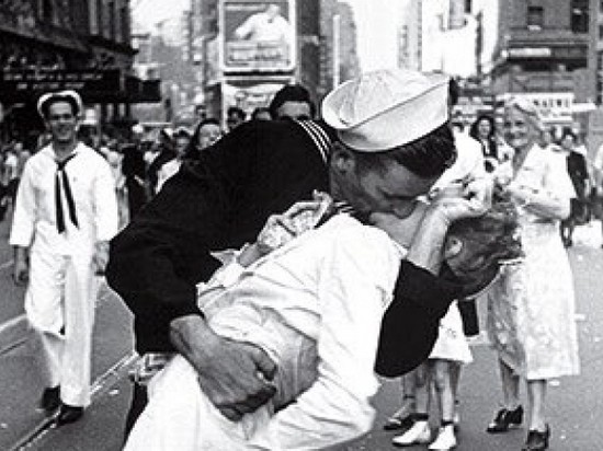 Умер моряк со знаменитой фотографии Поцелуй на Таймс-Сквер