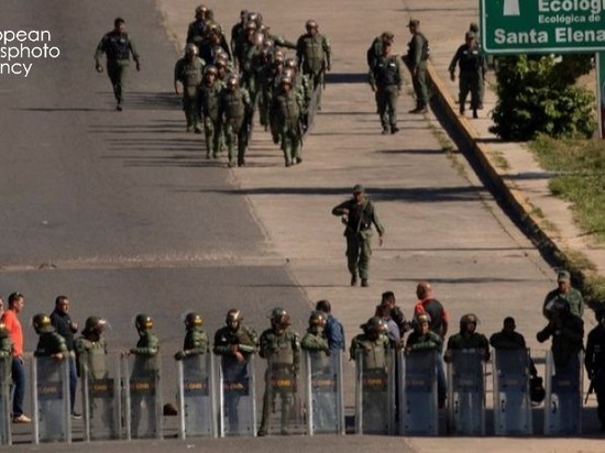 Более 100 венесуэльских солдат сбежали в Колумбию