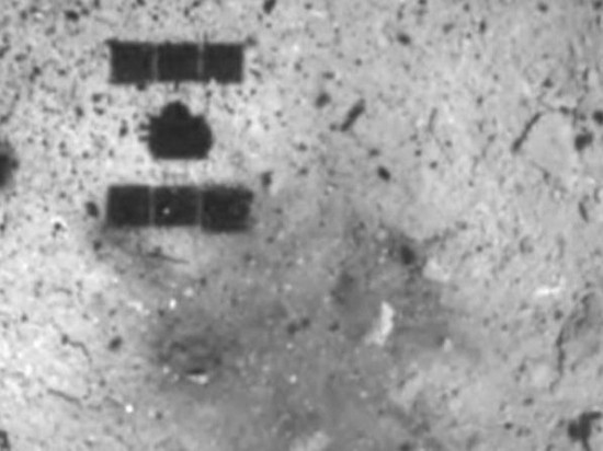 Космическое селфи. Японский зонд прислал необычный снимок астероида Рюгу