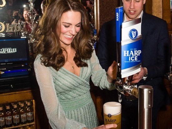 Кейт Миддлтон разливала пиво в ирландском баре
