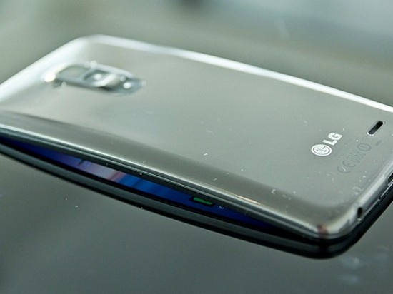 LG запатентовала растягивающийся смартфон