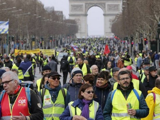 Желтые жилеты снова вернулись на улицы Франции