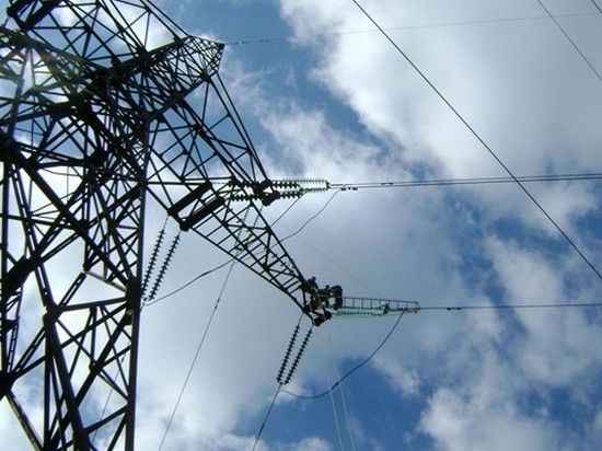 Ахметов продает Украине электричество на 50% дороже, чем Венгрии — СМИ