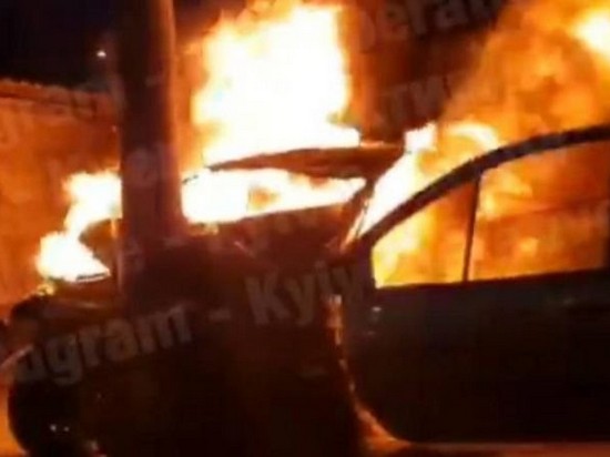 Опубликовано видео, как в Киеве очевидцы спасали водителя из горящей машины