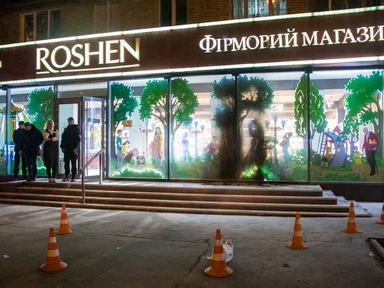 В Киеве попытались поджечь еще один магазин Roshen (видео)