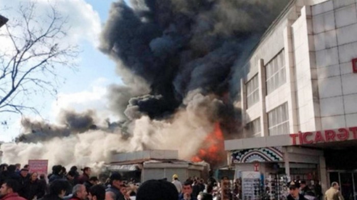 В Баку горит торговый центр: к тушению привлечены четыре вертолета (видео)