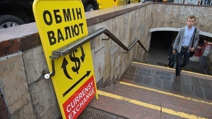 Доллар в обменниках Киева дешевеет в начале недели