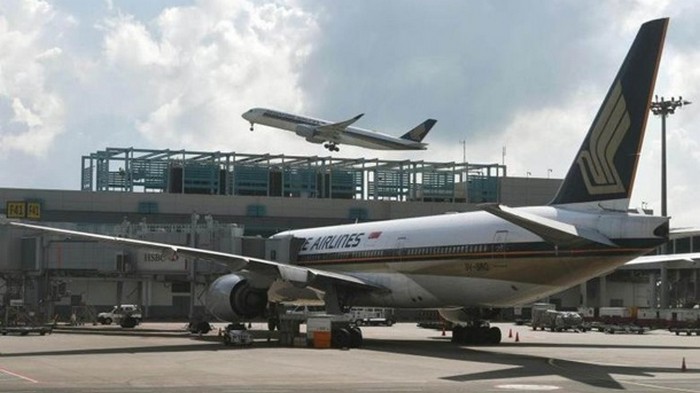 Самолет с 263 пассажирами сел в Сингапуре после сообщения о бомбе
