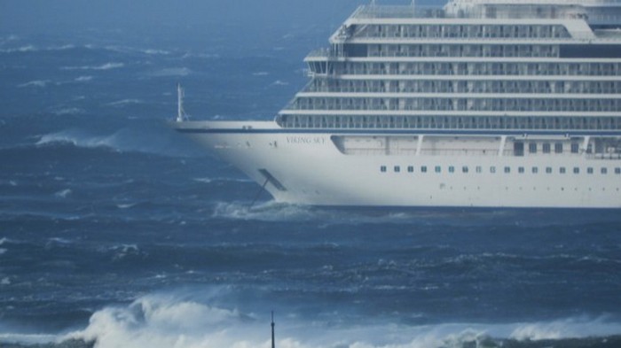 Норвежский лайнер Viking Sky планируют доставить к берегу без эвакуации пассажиров