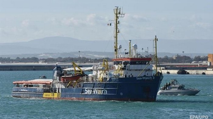 Мигранты захватили спасшее их судно в Средиземном море