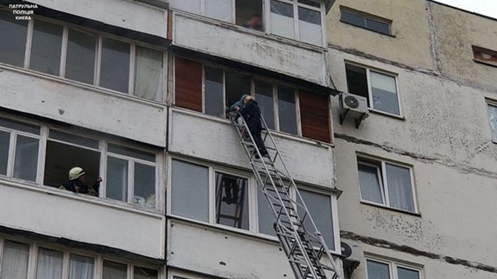 В Киеве мужчина поджег квартиру с сыном и бывшей женой (фото)