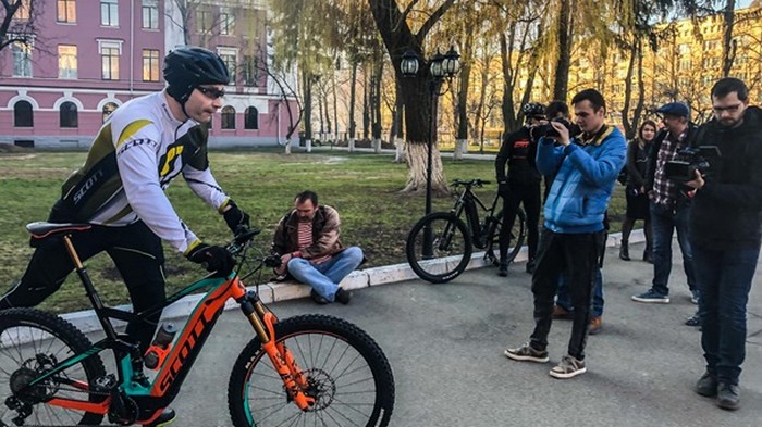 Кличко приехал голосовать на велосипеде (фото)