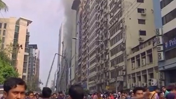 Пожар в небоскребе Бангладеша: погибли 19 человек (видео)