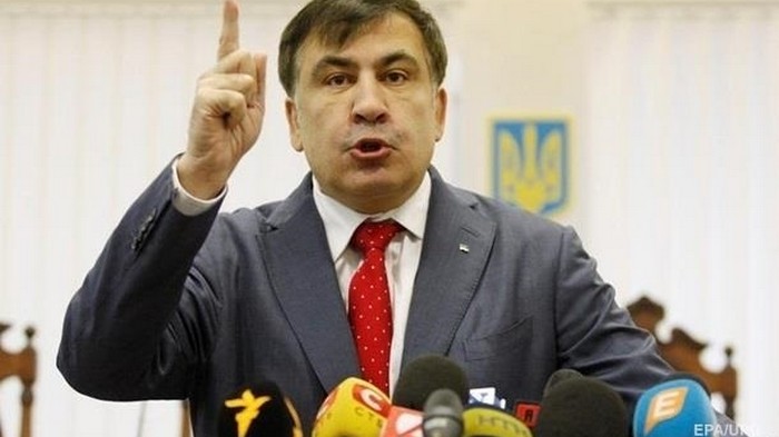 Саакашвили объяснил, почему жевал галстук