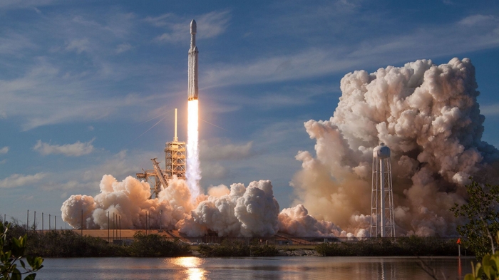 Запуск Falcon Heavy отложили из-за погодных условий