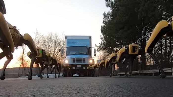 Собак-роботов SpotMini заставили буксировать грузовик