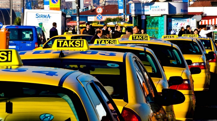 Туристы оставили сумку с 30 000 евро в такси