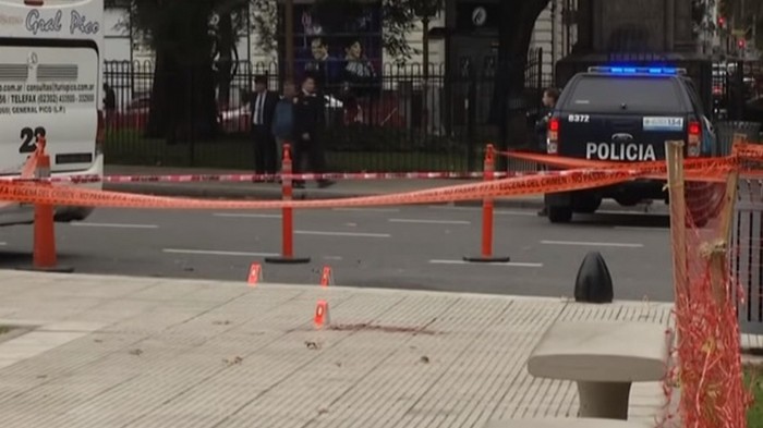 В Аргентине депутата ранили у здания парламента (видео)