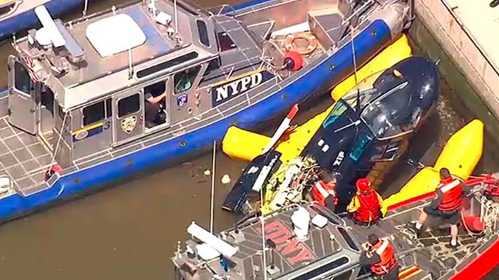Вертолет упал в Нью-Йорке (видео)