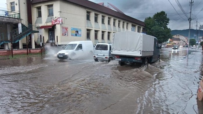 Ливни затопили ряд городов в Украине (фото)