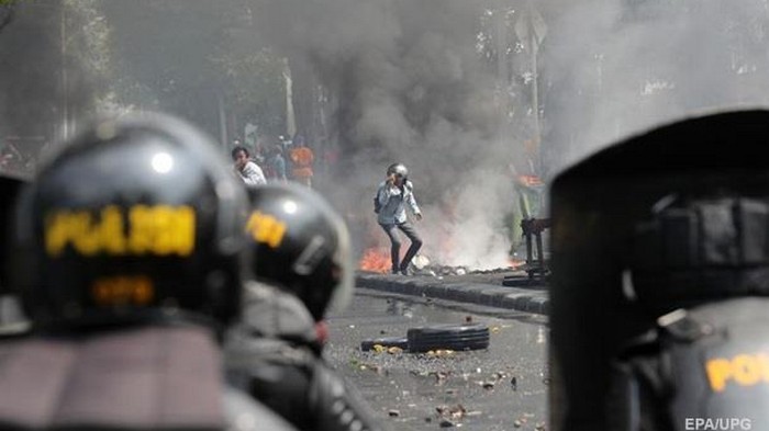 Протесты в Индонезии: шестеро погибших (фото)