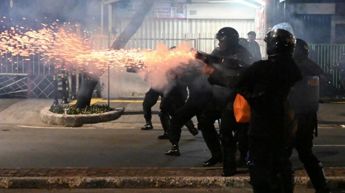 Количество пострадавших в протестах в Джакарте превысило 900 человек