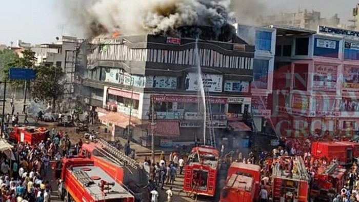 В Индии 19 человек погибли при пожаре в торговом центре