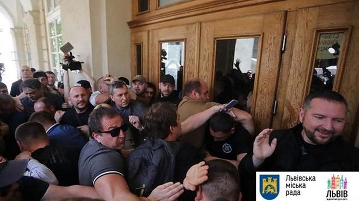 Во Львове активисты выломали двери горсовета