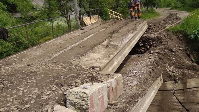 На Закарпатье восстановили сообщение через разрушенный мост