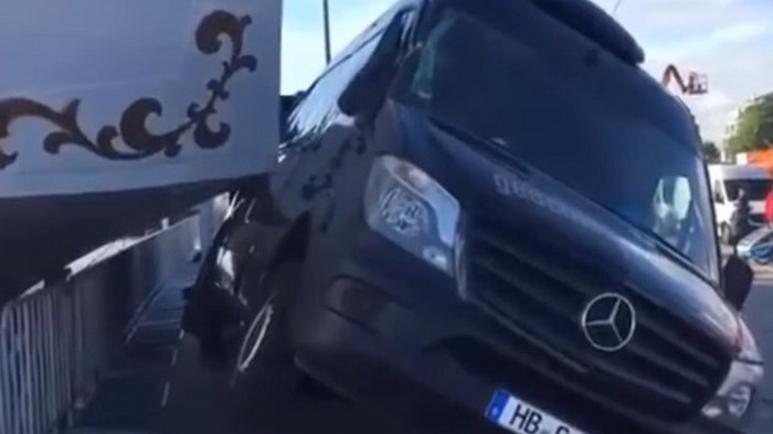 В Германии российский парусник разбил микроавтобус (видео)