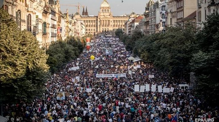 В Праге крупнейшая за тридцать лет акция протеста