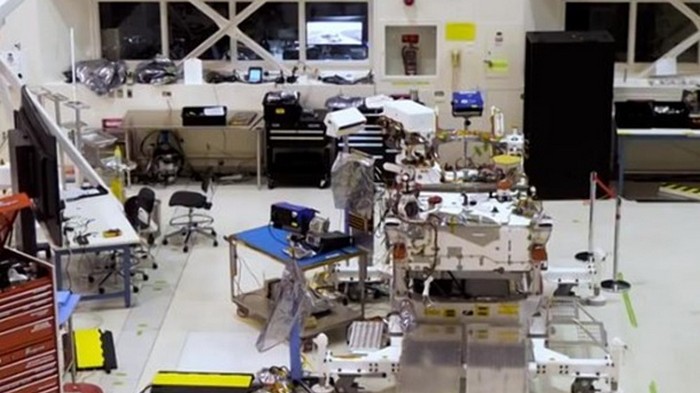 NASA транслирует сборку марсохода в прямом эфире