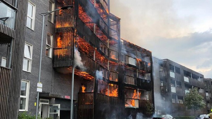 При пожаре в Лондоне сгорели два десятка квартир (фото)