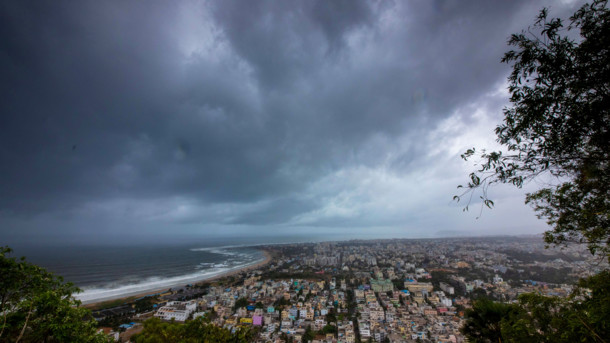 Экстренная эвакуация западных регионов Индии: надвигается мощный ураган